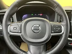 2022 Volvo XC60 4WD Luxury, белый — фото 15