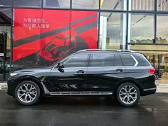 2022 BMW X7 xDrive40i Luxury Package, чёрный — фото 4