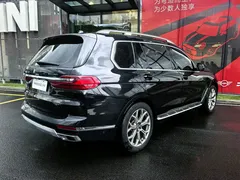 2022 BMW X7 xDrive40i Luxury Package, чёрный — фото 12