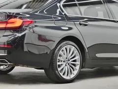 2022 BMW 5 Series 530Li, чёрный — фото 31