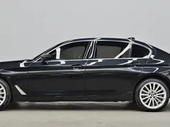 2022 BMW 5 Series 530Li, чёрный — фото 41