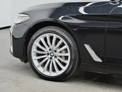 2022 BMW 5 Series 530Li, чёрный — фото 57
