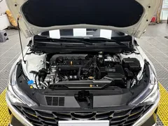 2021 Hyundai Elantra 1.5L CVT LUX Premium, белый — фото 10
