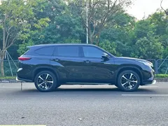 2022 Toyota Crown Kluger 2.5L HEV 4WD Premium, чёрный — фото 4