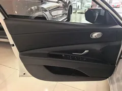 2023 Hyundai Elantra 1.5L CVT LUX Premium, белый — фото 6