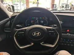 2023 Hyundai Elantra 1.5L CVT LUX Premium, белый — фото 8
