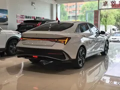 2023 Hyundai Elantra 1.5L CVT LUX Premium, белый — фото 17