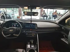2023 Hyundai Elantra 1.5L CVT LUX Premium — фото 11