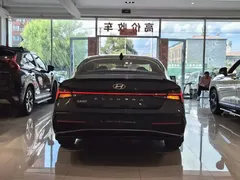 2023 Hyundai Elantra 1.5L CVT LUX Premium — фото 20