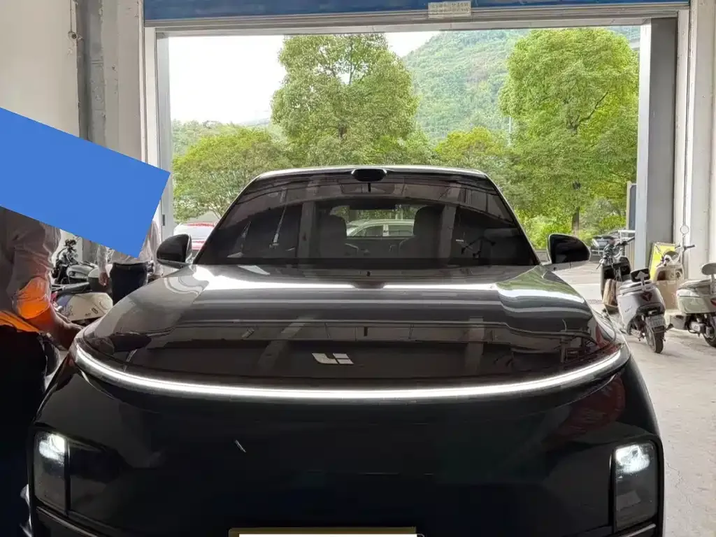 2025 Li Auto L8