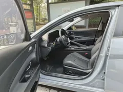 2022 Hyundai Elantra 1.5L CVT LUX Premium — фото 4