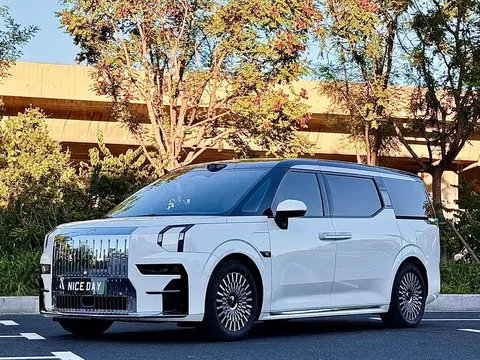 2024 Zeekr 009 6-Seat Executive 4WD 108kWh