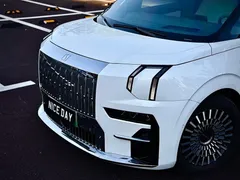 2024 Zeekr 009 6-Seat Executive 4WD 108kWh, белый — фото 13