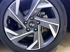 2023 Hyundai Elantra 1.5L CVT LUX Premium, белый — фото 24