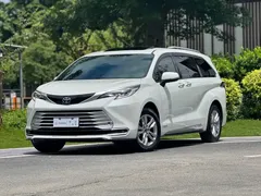 2021 Toyota Sienna 2.5L Hybrid Platinum, белый — фото 1