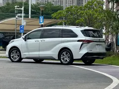 2021 Toyota Sienna 2.5L Hybrid Platinum, белый — фото 4