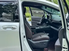 2021 Toyota Sienna 2.5L Hybrid Platinum, белый — фото 7