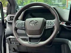 2021 Toyota Sienna 2.5L Hybrid Platinum, белый — фото 11