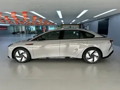 2025 Hongqi EH7 640 4WD — фото 8