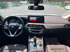 2022 BMW 5 Series 530Li, белый — фото 11