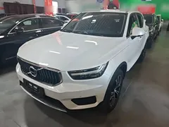2022 Volvo XC40 T4 4WD Luxury, белый — фото 1