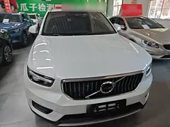 2022 Volvo XC40 T4 4WD Luxury, белый — фото 3