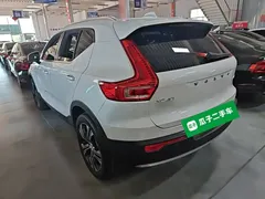 2022 Volvo XC40 T4 4WD Luxury, белый — фото 5