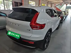 2022 Volvo XC40 T4 4WD Luxury, белый — фото 7