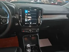 2022 Volvo XC40 T4 4WD Luxury, белый — фото 13