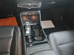 2022 Volvo XC40 T4 4WD Luxury, белый — фото 14