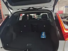 2022 Volvo XC40 T4 4WD Luxury, белый — фото 19