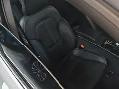 2022 Volvo XC40 T4 4WD Luxury, белый — фото 25
