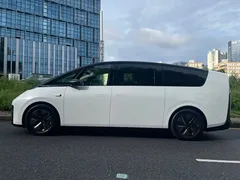 2025 Li Auto MEGA Ultra Smart Refresh, белый — фото 3
