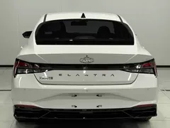 2022 Hyundai Elantra 1.5L CVT LUX Premium, белый — фото 5