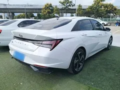 2022 Hyundai Elantra 1.5L CVT LUX Premium, белый — фото 7
