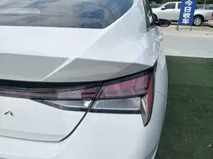 2022 Hyundai Elantra 1.5L CVT LUX Premium, белый — фото 8