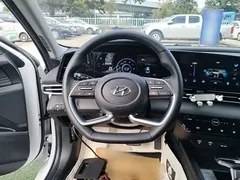 2022 Hyundai Elantra 1.5L CVT LUX Premium, белый — фото 11