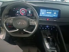 2022 Hyundai Elantra 1.5L CVT LUX Premium, белый — фото 10
