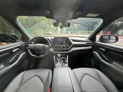 2021 Toyota Crown Kluger 2.5L HEV 4WD Luxury, чёрный — фото 11