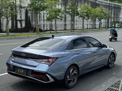 2023 Hyundai Elantra 1.5L CVT LUX Premium, синий — фото 9