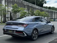 2023 Hyundai Elantra 1.5L CVT LUX Premium, синий — фото 10