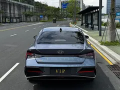2023 Hyundai Elantra 1.5L CVT LUX Premium, синий — фото 11