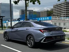 2023 Hyundai Elantra 1.5L CVT LUX Premium, синий — фото 13