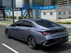 2023 Hyundai Elantra 1.5L CVT LUX Premium, синий — фото 14