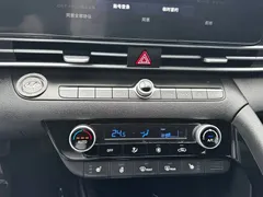 2023 Hyundai Elantra 1.5L CVT LUX Premium, синий — фото 15