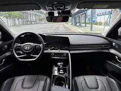 2023 Hyundai Elantra 1.5L CVT LUX Premium, синий — фото 24