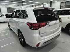 2021 Mitsubishi Outlander 2.0L 2WD 5, белый — фото 5