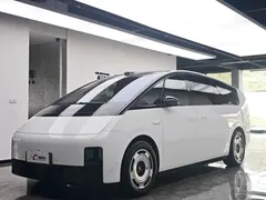 2025 Li Auto MEGA Ultra Smart Refresh, белый — фото 1