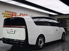 2025 Li Auto MEGA Ultra Smart Refresh, белый — фото 4