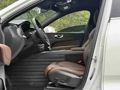 2021 Volvo XC60 T5 4WD Luxury, белый — фото 3